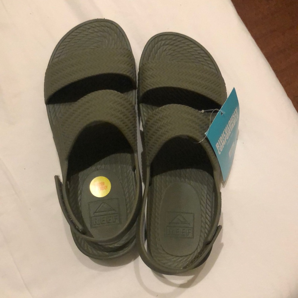 NWT Reef Water Vista sandals size 8 olive green